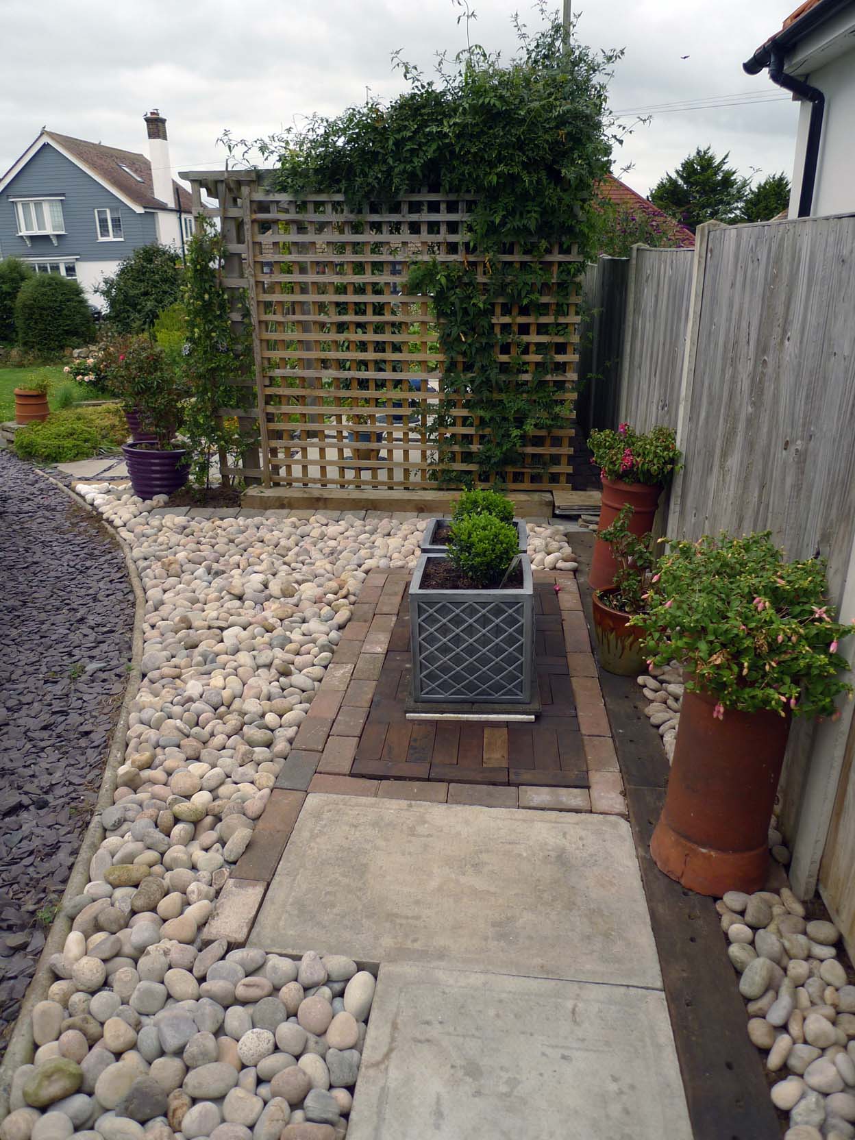 Attractive garden with gravel and cobbles