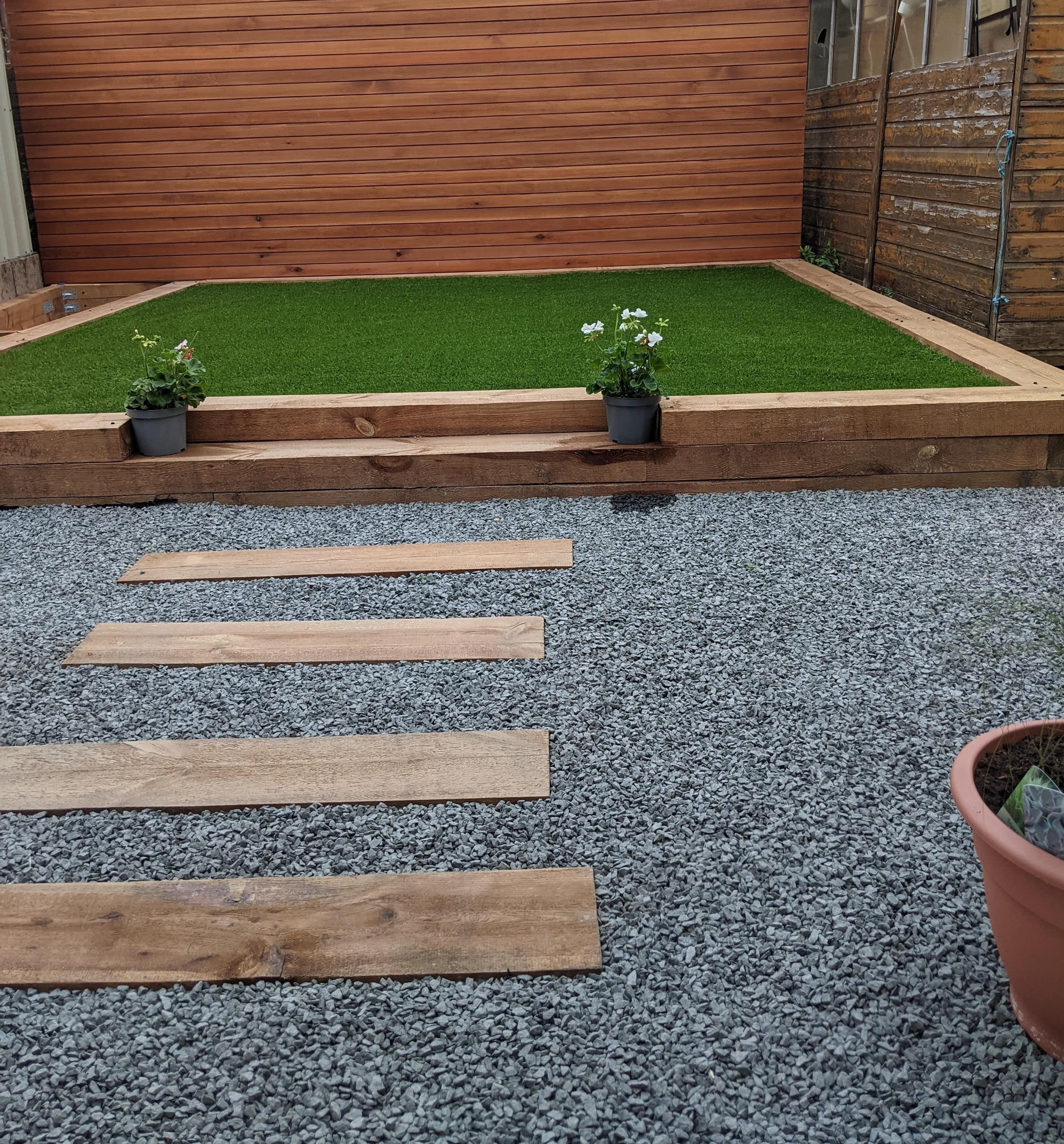 Garden featuring black gravel