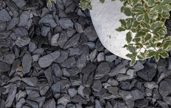 Graphite Grey Slate Chippings 40mm