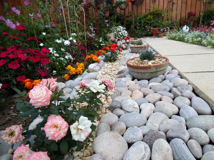 Beautiful Garden Cobble And Pebble Decorative Border