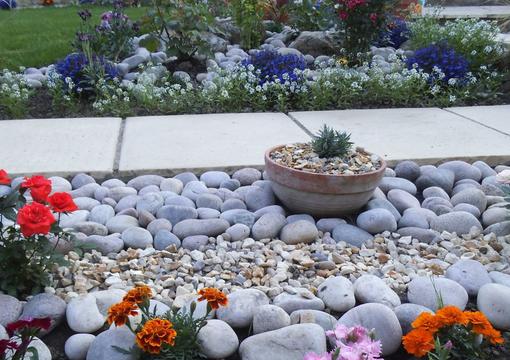 Garden Cobbles & Pebbles