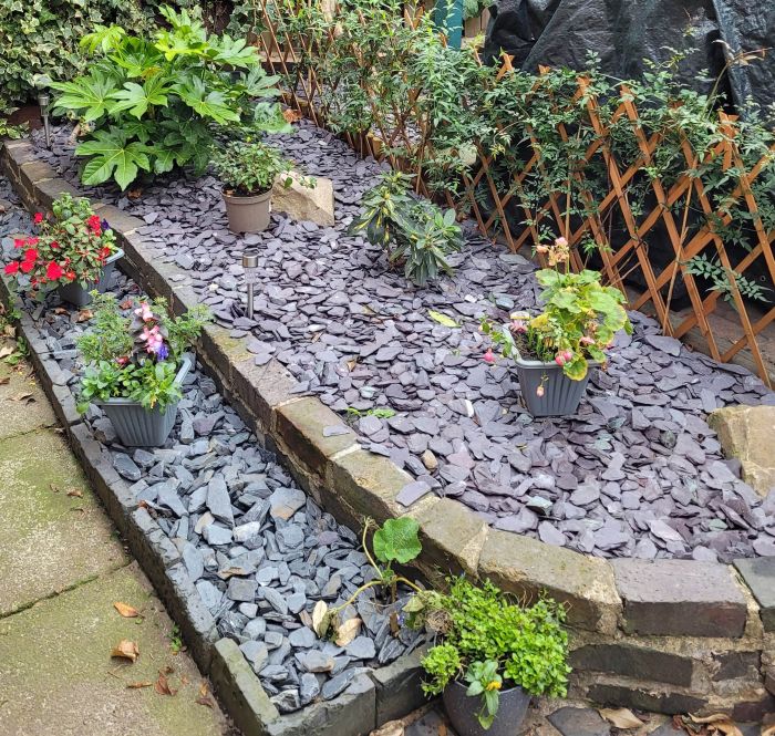 Blue Slate Chippings Planting Bed