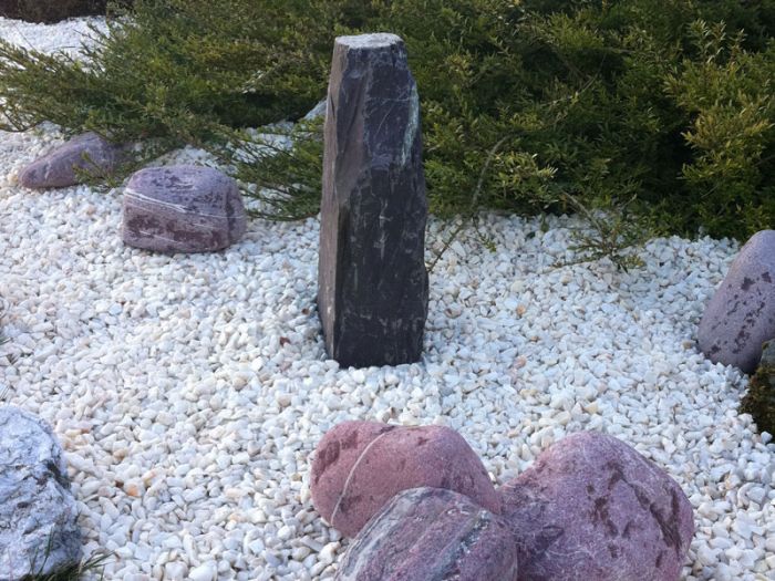 White Gravel Chippings With Slate Monolith